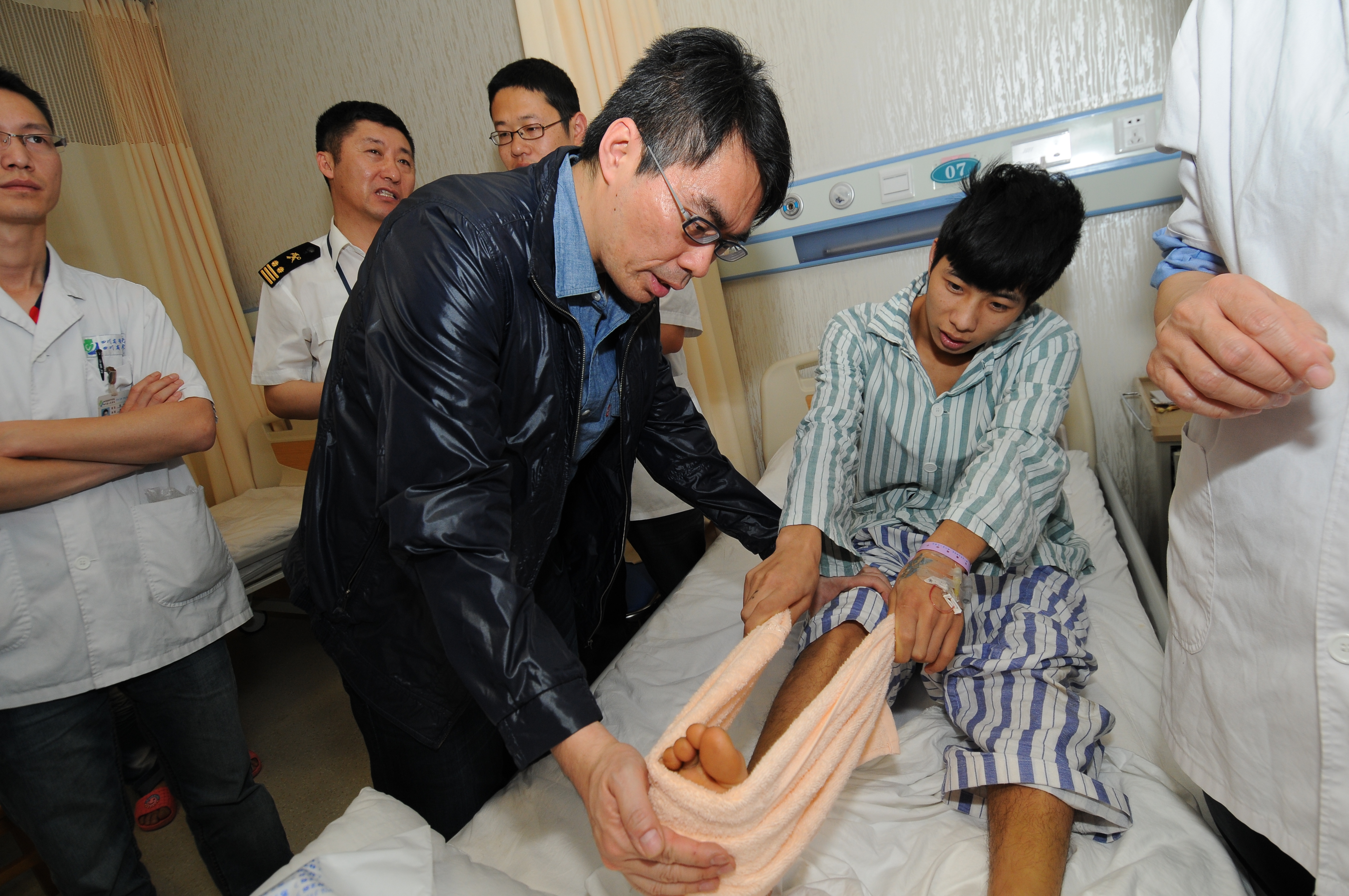 Dr. LAW Sheung Wai introduced prothesis to amputees of Sichuan earthquake